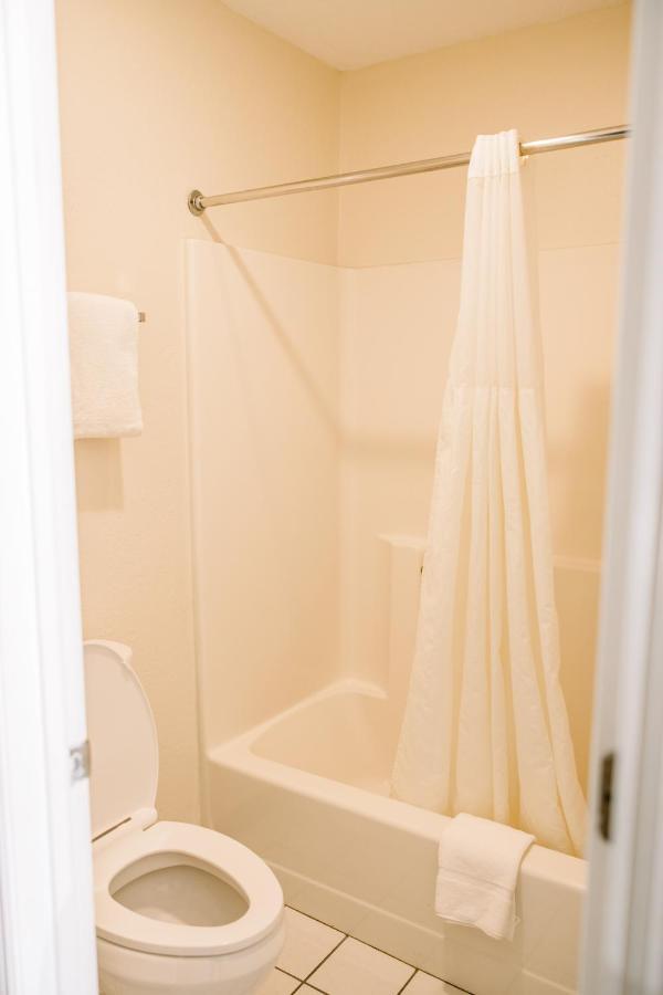 Exclusive Quarters Motel Cleveland Bagian luar foto
